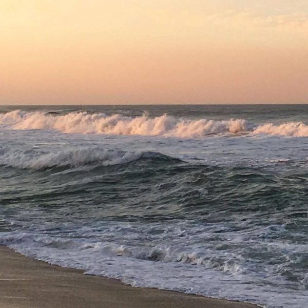 تدافع الأمواج السريعه نحو الشاطئ - صورة تدافع الأمواج السريعه نحو الشاطئ