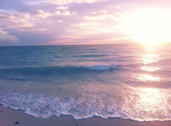 تساقط أشعة الشمس علي صفحات مياه البحار - صورة تساقط أشعة الشمس علي صفحات مياه البحار