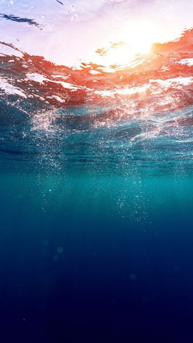 زرقان البحر الشديد تخترقه أشعة الشمس الذهبية - صورة زرقان البحر الشديد تخترقه أشعة الشمس الذهبية
