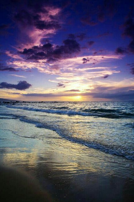 سماء الغروب والسحب البنفسجية تعلو مياه البحر الأزرق - صورة سماء الغروب والسحب البنفسجية تعلو مياه البحر الأزرق