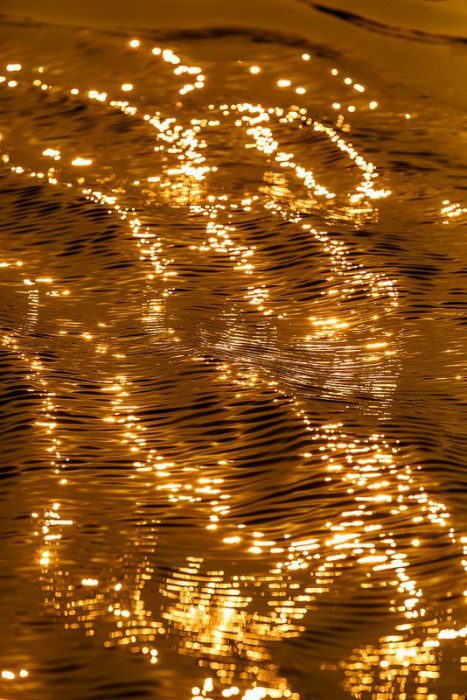 مياه البحر كخيوط من الذهب اللامع - صورة مياه البحر كخيوط من الذهب اللامع