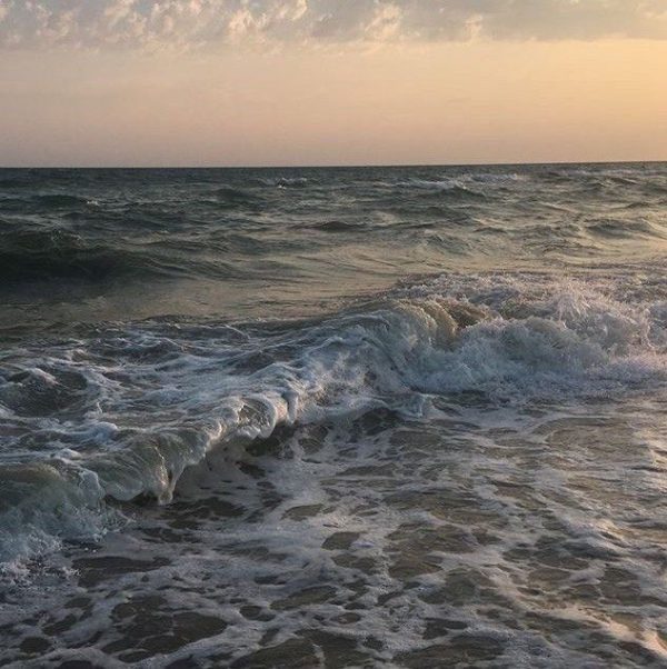 البحر الرمادي الشفاف مع الغروب - صورة البحر الرمادي الشفاف مع الغروب