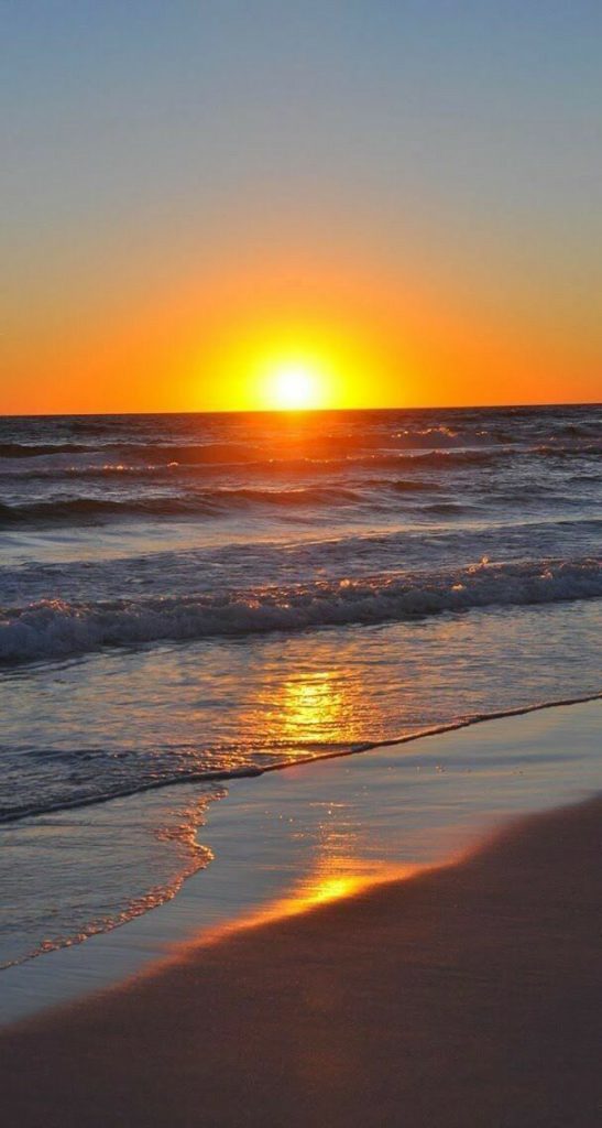 صورة امواج البحر عند غروب الشمس صورة