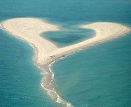 جزيرة على شكل قلب رائع الجمال والرومانسية 270x220 - صورة جزيرة على شكل قلب رائع الجمال والرومانسية