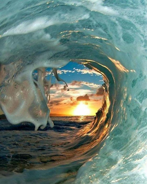 شمس الشروق وسط دوران الأمواج الشفافه الهائله - صورة شمس الشروق وسط دوران الأمواج الشفافه الهائله