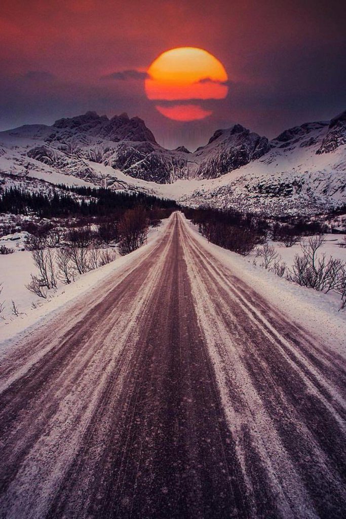 صورة طريق الجبل مع الثلج عن لحظة غروب الشمس صورة
