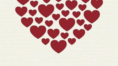قلوب حمراء صغيرة على ورقة رومانسية 390x220 - صورة قلوب حمراء صغيرة على ورقة رومانسية