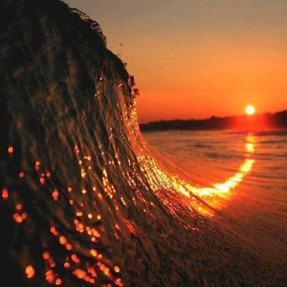 ارتطام الأمواج العالية بالشمس وقت الغوب - صورة ارتطام الأمواج العالية بالشمس وقت الغوب