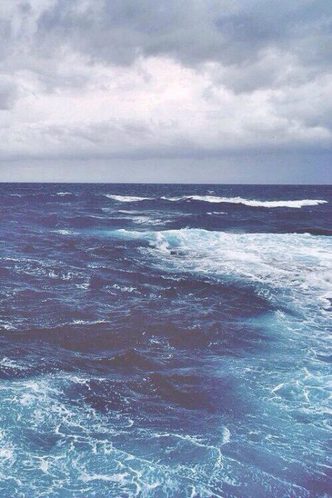 بداية العاصفه بعد السكون في البحر - صورة بداية العاصفه بعد السكون في البحر