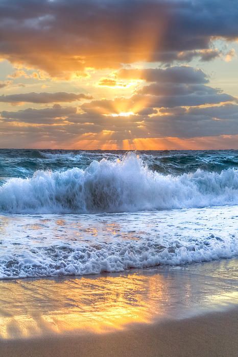 تصاعد الامواج نحو ضوء الشمس وأشعتها - صورة تصاعد الامواج نحو ضوء الشمس وأشعتها