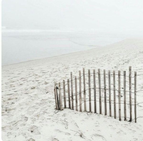 سور خشبي علي شاطئ رملي أبيض - صورة سور خشبي علي شاطئ رملي أبيض
