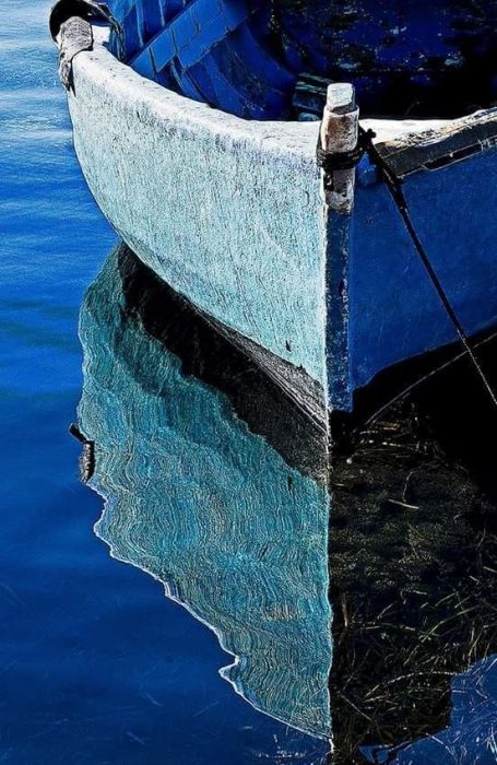 صورة صورة انعكاس المركب علي البحر الأزرق الشفاف - صورة صورة انعكاس المركب علي البحر الأزرق الشفاف