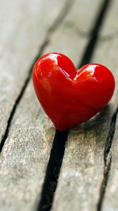 صورة قلب احمر رومانسى مجسم على ارضية خشب - صورة قلب احمر رومانسى مجسم على ارضية خشب