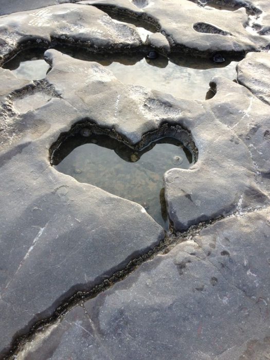 قلب الحب على صخور سوداء - صورة قلب الحب على صخور سوداء