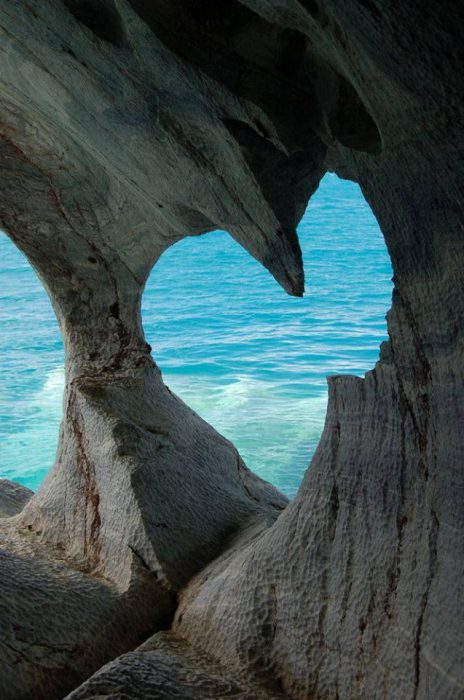 قلب رومانسى جميل على شاطئ البحر الرومانسى - صورة قلب رومانسى جميل على شاطئ البحر الرومانسى