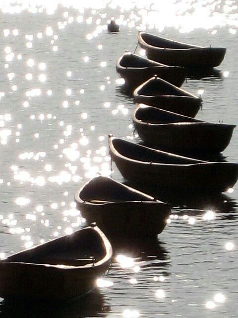 قوارب خشبية صغيرة فوق مياه مضيئه كأنها حبات اللؤلؤ - صورة قوارب خشبية صغيرة فوق مياه مضيئه كأنها حبات اللؤلؤ