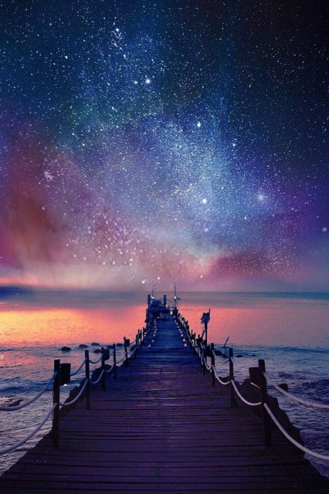 صور الطبيعة ممر فوق مياه البحر وسماء مليئة بالنجوم - صور الطبيعة ممر فوق مياه البحر وسماء مليئة بالنجوم