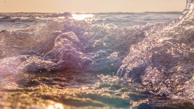 صورة أمواج البحر الشفاف ترقص مبدعه بقطراتها 390x220 - صورة أمواج البحر الشفاف ترقص مبدعه بقطراتها