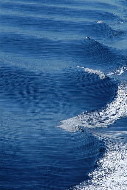 أمواج البحر تتمايل متجاورة في صورة فنية مبدعه - صورة أمواج البحر تتمايل متجاورة في صورة فنية مبدعه