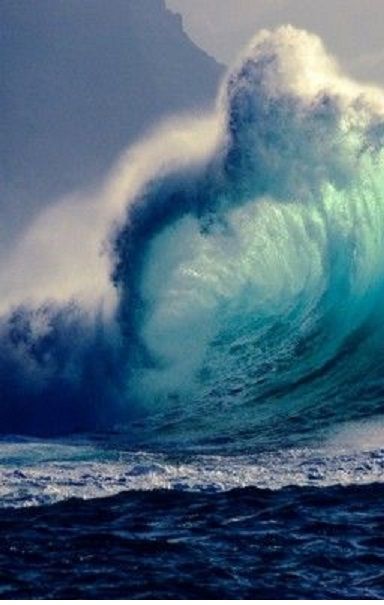 الارتفاع الهائل لأمواج البحر الهائج وقت العواصف - صورة الارتفاع الهائل لأمواج البحر الهائج وقت العواصف