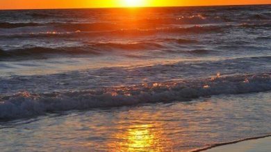 امواج البحر عند غروب الشمس 390x220 - صورة امواج البحر عند غروب الشمس