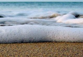 بقايا الأمواج ترتطم بالشاطئ الرملي تشبه فوران المياه الغازية 319x220 - صورة بقايا الأمواج ترتطم بالشاطئ الرملي تشبه فوران المياه الغازية