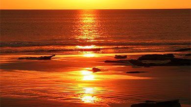 غروب الشمس الرائع البديع فوق البحر المضئ بأشعتها 390x220 - صورة غروب الشمس الرائع البديع فوق البحر المضئ بأشعتها