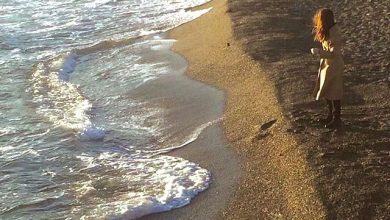 صورة فتاة علي رمال ذهبية وأمواج البحرالصافية 390x220 - صورة فتاة علي رمال ذهبية وأمواج البحرالصافية