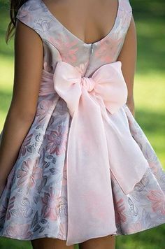 شكل وردة الضهر لفساتين الاطفال المنفوشة - صور شكل وردة الضهر لفساتين الاطفال المنفوشة